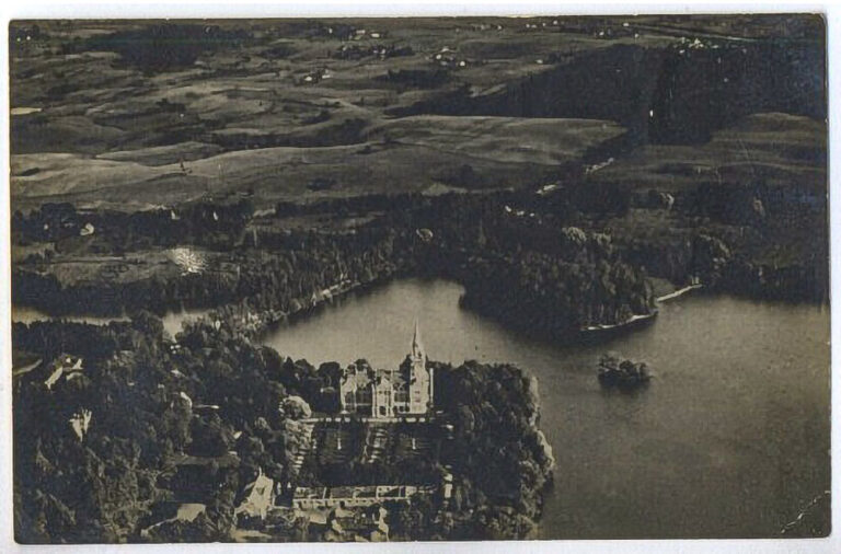 Lentvaris Manor E.F. Andre Park